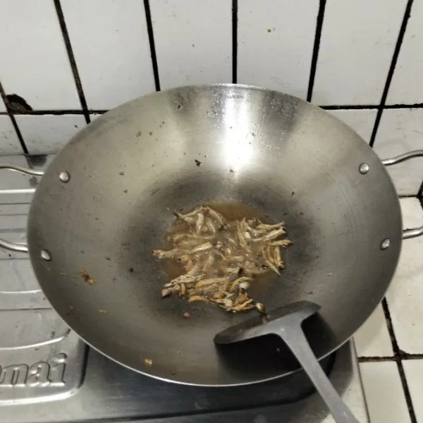 Goreng teri hingga garing. Sisihkan.
