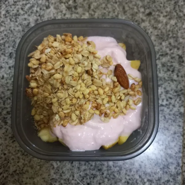 Masukan granola secukupnya