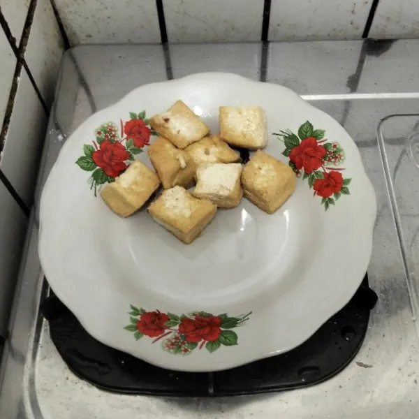 Goreng tahu, kemudian sisihkan.