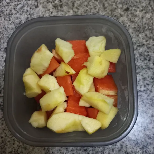 Tambahkan irisan buah apel