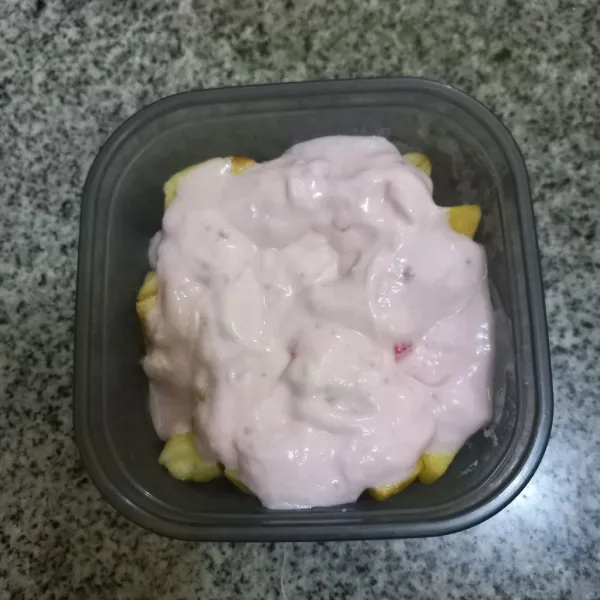 Tuang yoghurt kental di atasnya