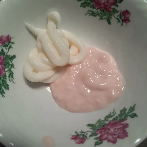 Masukkan ke dalam mangkok mayones dan yogurt