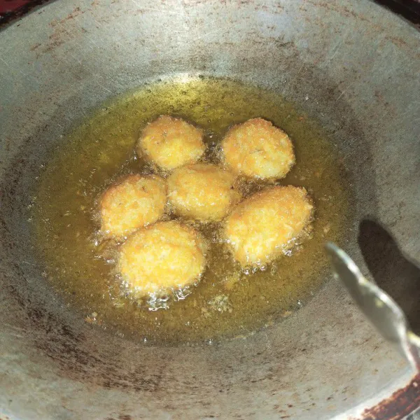 Goreng dengan minyak panas hingga matang lalu sajikan selagi hangat.