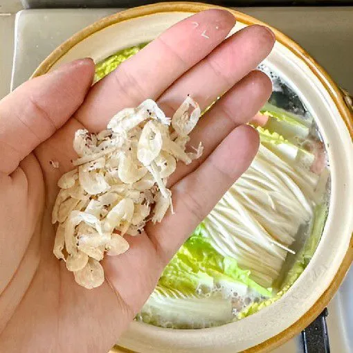 Tambahkan 10 gr udang kering ke dalam sup dan aduk rata