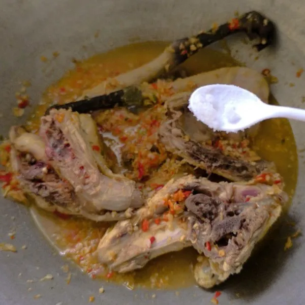 tambahkan garam, kaldu bubuk dan gula pasir