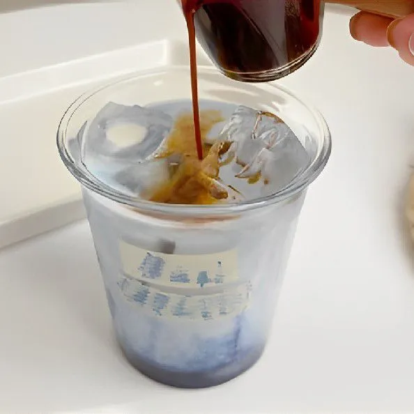 Masukkan kopi espresso ke dalam gelas.