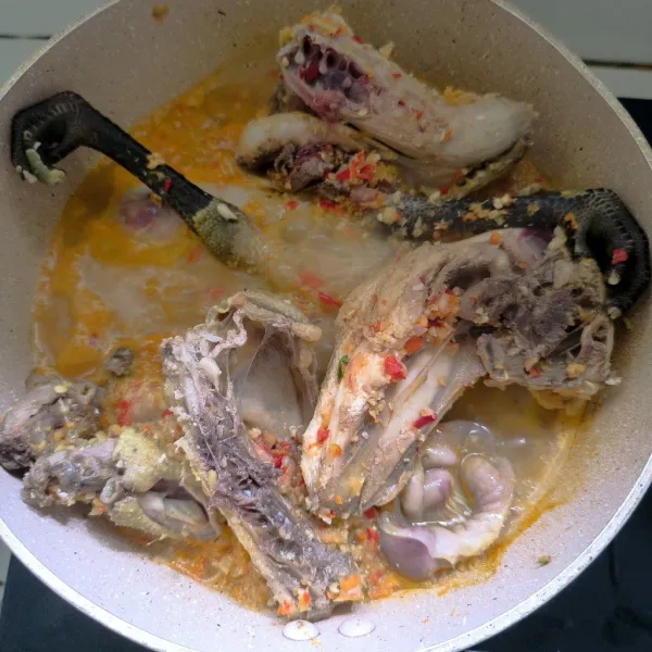 tambahkan air, aduk rata semuanya