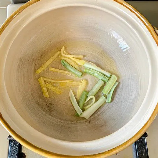 Panaskan panci, masukkan 30 gr batang daun bawang dan 10 gr jahe, lalu tumis hingga harum