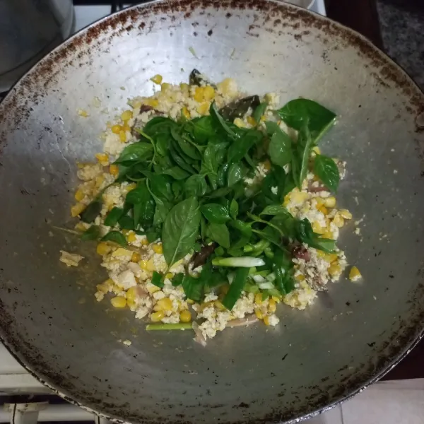 Tambahkan irisan pokcoy