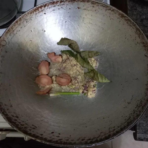 Tumis bumbu halus bersama serai, lengkuas dan daun salam hingga harum