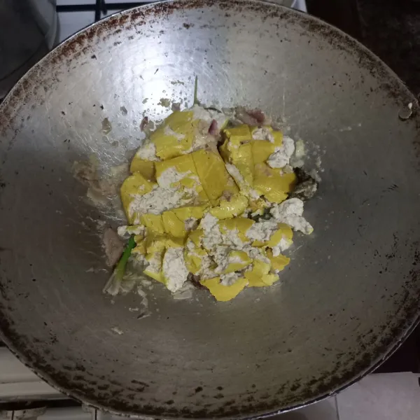 Masukan tahu kuning yang telah dihaluskan