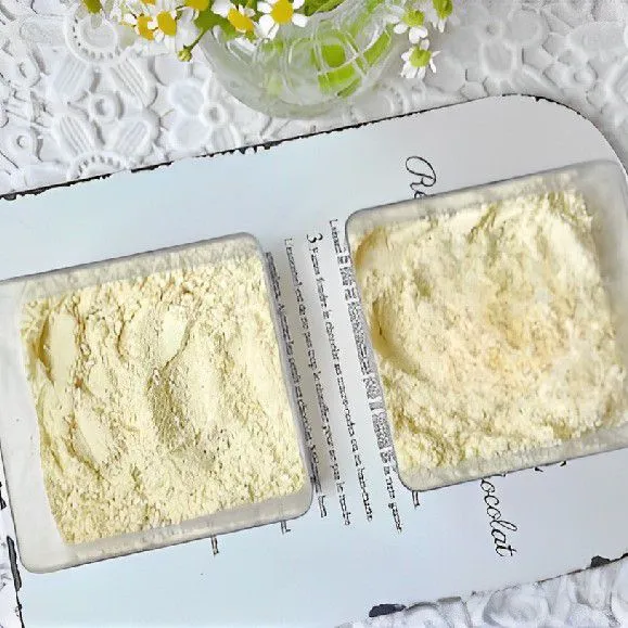 Tuangkan oatmeal ke dasar wadah, lalu tambahkan bubuk sari kedelai hingga merata.