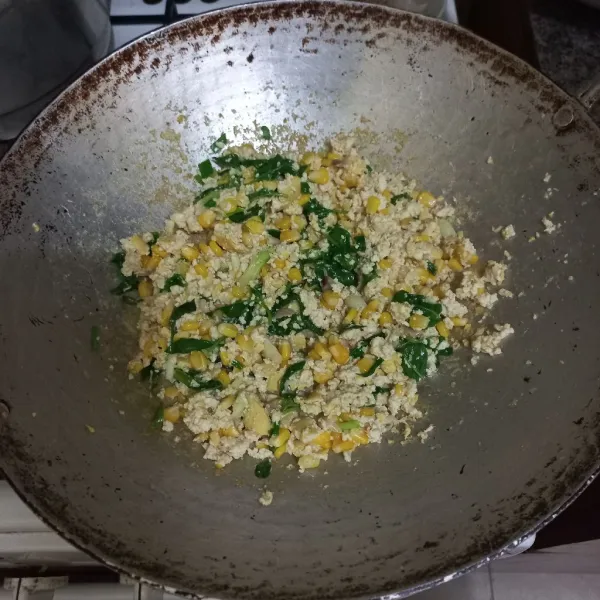 Beri garam, kaldu jamur dan merica bubuk masak hingga tahu matang dan kering
