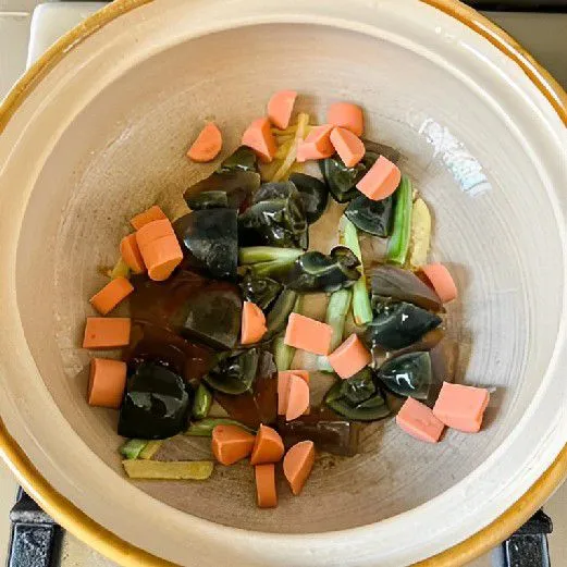 Tambahkan 120 gr telur pitan, aduk hingga tercampur dengan bahan tumisan. Masukkan 80 gr sosis, aduk rata hingga mulai matang