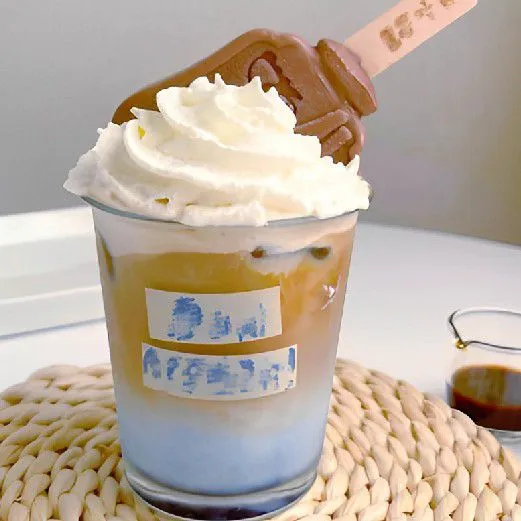 Semprotkan whipped cream di atasnya.