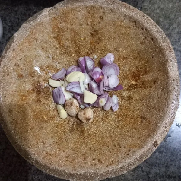 Haluskan bumbu halus