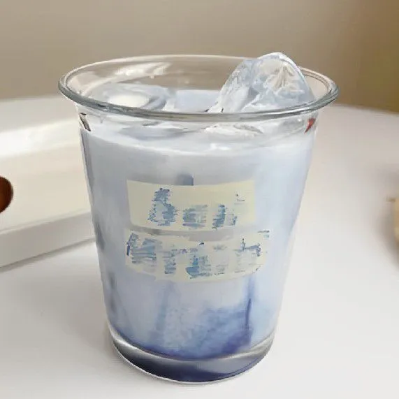 Tambahkan bubuk bunga telang ke dalam minuman.