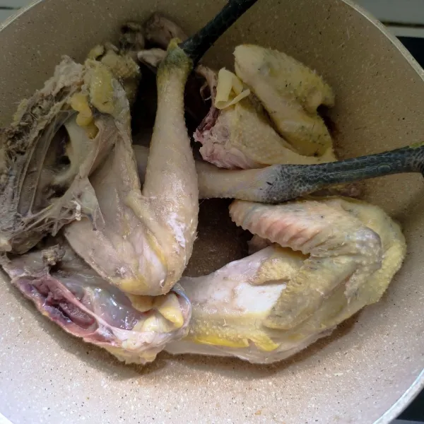 bersihkan ayam, kemudian masak didalam pan