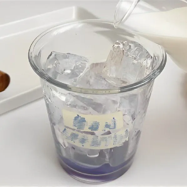 Tuangkan santan, lalu aduk hingga rata.