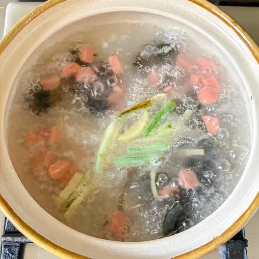 Tuangkan 600 ml air, lalu didihkan