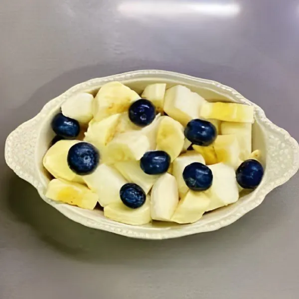Iris pisang dan atur irisan di atas potongan roti