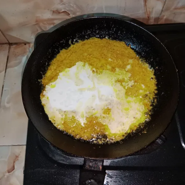 Masukan santan, air lalu bumbui garam, gula, penyedap.