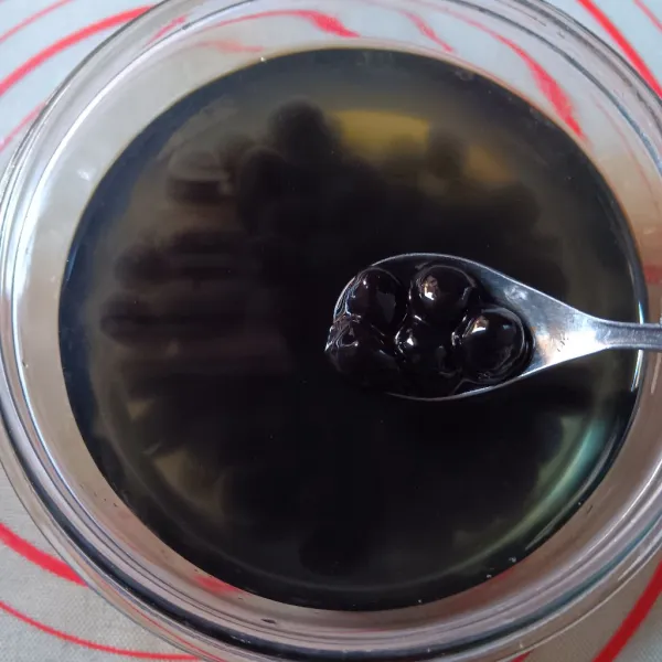 Setelah cukup matang, tiriskan dan buang air rebusan. Langsung masukkan pearls ke air gula, rendam selama 30 menit untuk siap digunakan. Sisa pearls atau boba yang belum direbus, sebaiknya disimpan di kulkas agar lebih awet.