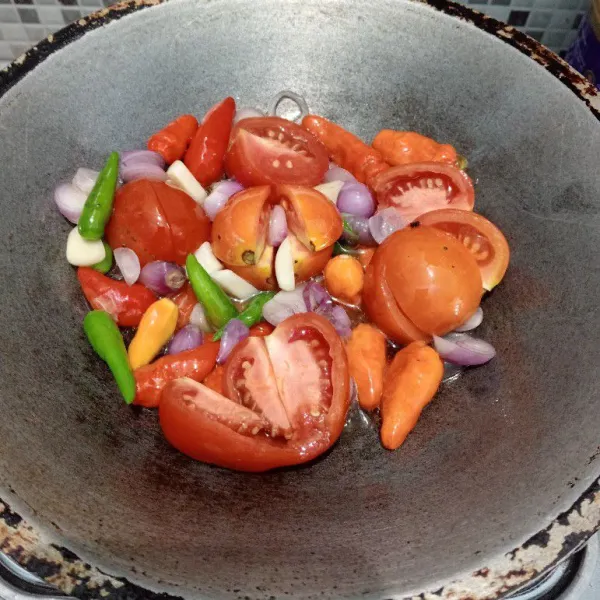 Goreng bahan yang telah diiris kasar hingga matang. Sisihkan.