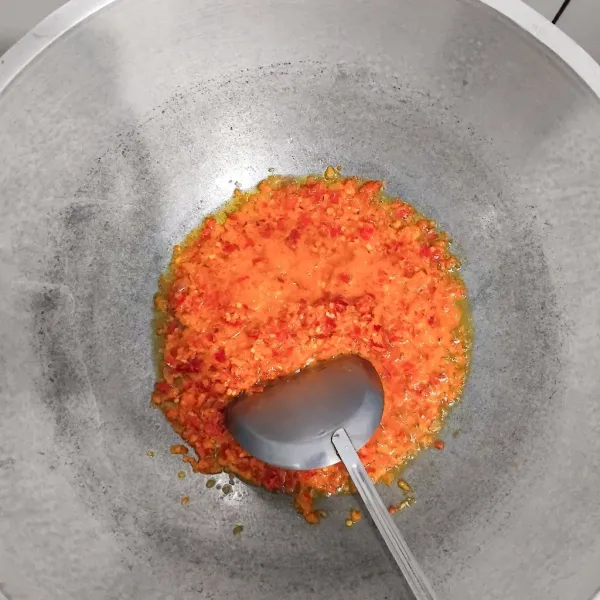 Tumis bumbu halus sampai wangi