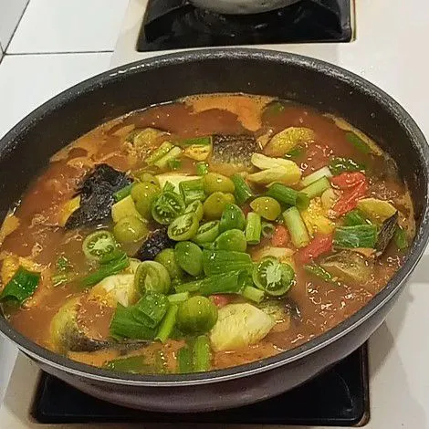 Masukan daun bawang dan tomat nya aduk rata