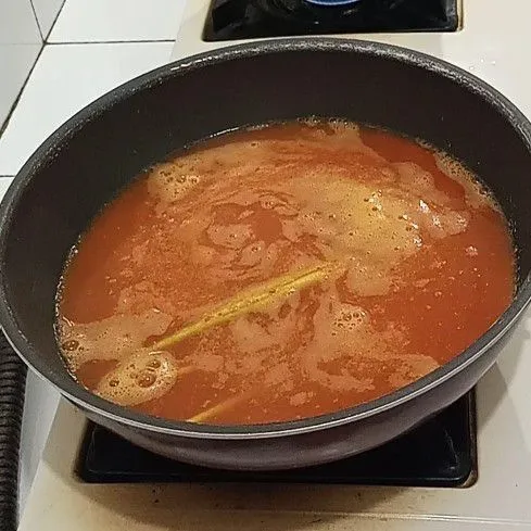 Masak air sampai mendidih masukan bumbu halus, sereh dan lengkuasnya