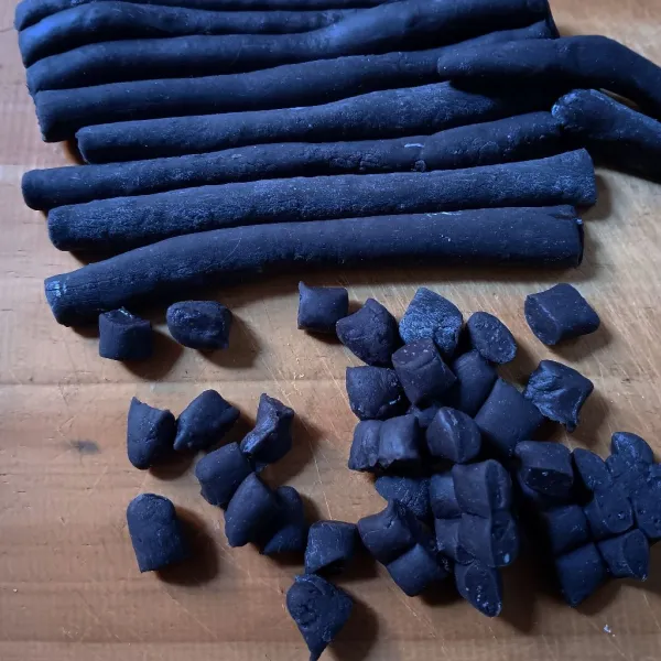 Tuang ke tepung tapioka bertahap sambil diaduk. Setelah panasnya berkurang, ulen dengan tangan sebentar saja. Tekstur adonan yang tepat adalah mirip mainan clay anak-anak. Bagi adonan beberapa bagian, kemudian pilin panjang dan potong-potong.