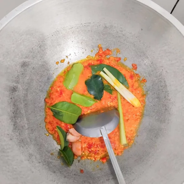 Masukkan sereh, daun salam, daun jeruk