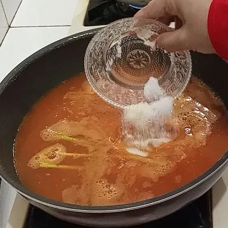 Masukan garam gula dan kaldu jamur aduk rata