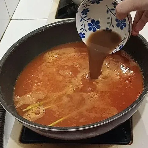 Masukan air asam jawa dan terasi aduk rata