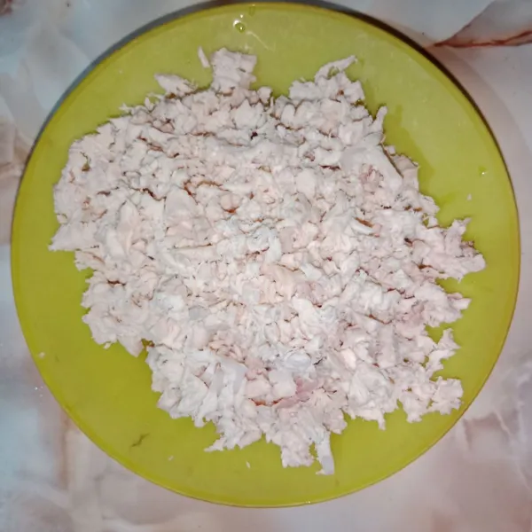 Rebis ayam sampai empuk lalu iris halus.
