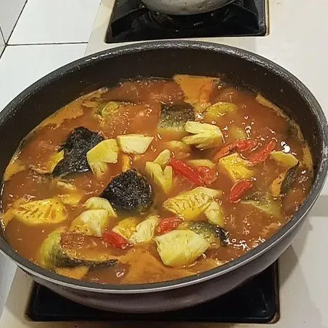 Masukan nanas dan cabe rawit utuh