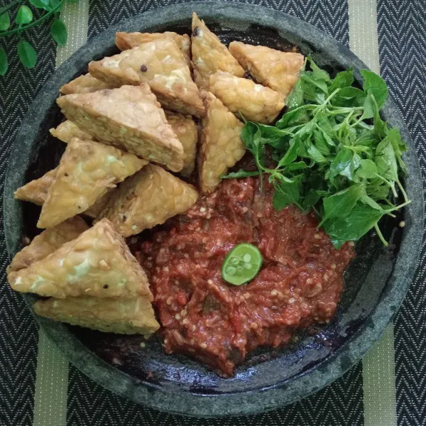 Penyet-penyet tempe saat akan disajikan.