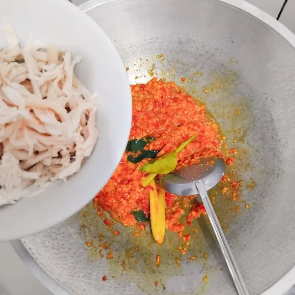 Masukkan ayam suwir, aduk sebentar