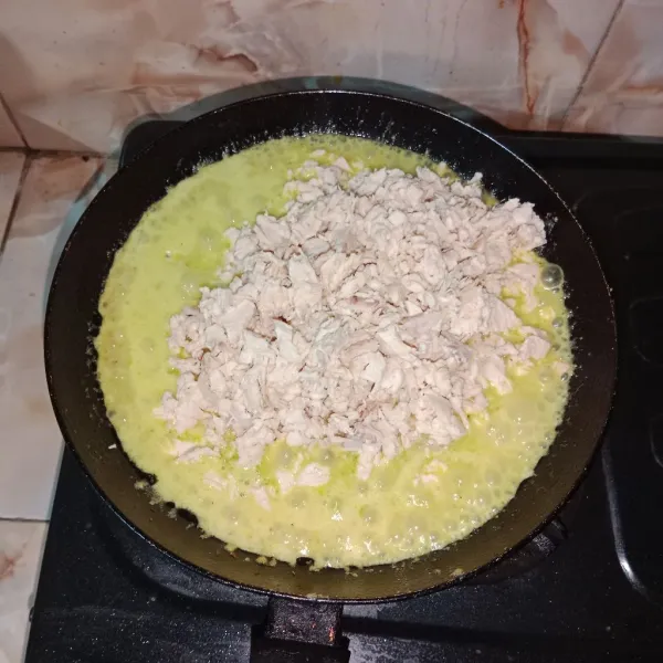 Masukan ayam, aduk rata.