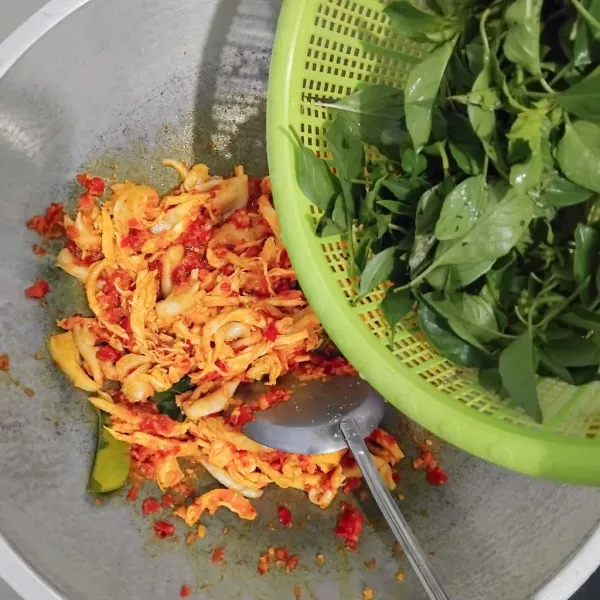 Masukkan kemangi, aduk rata, masak sampai jamur mengeluarkan air & bumbu meresap