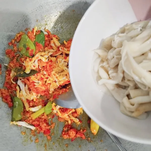 Masukkan jamur, aduk rata