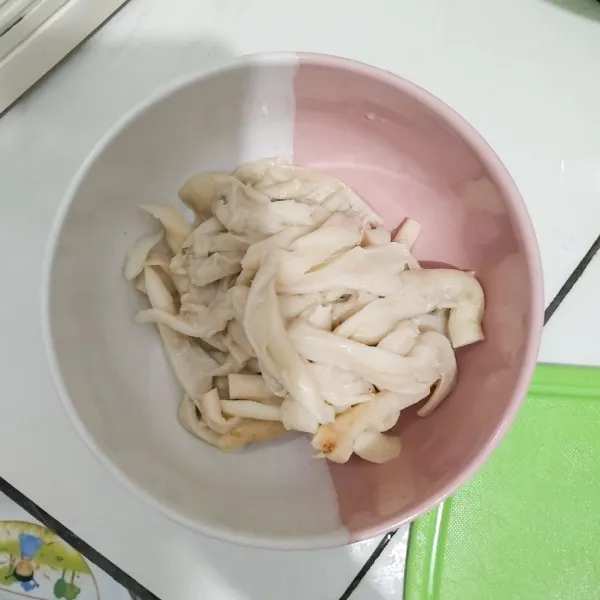 Rendam jamur dengan air panas sampai layu, bilas, tiriskan