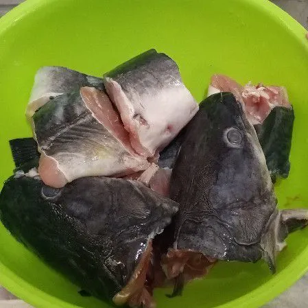 Cuci bersih ikan baung