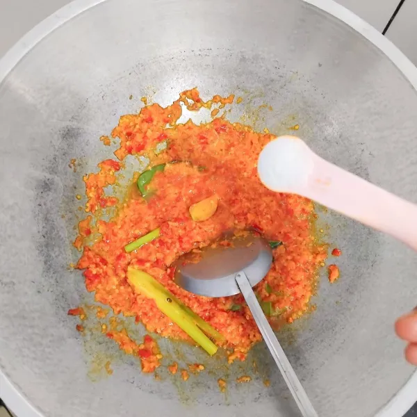 Taburkan garam, gula, penyedap