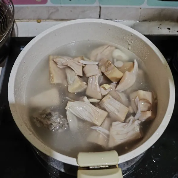 Masukkan nangka yang telah direbus tadi.