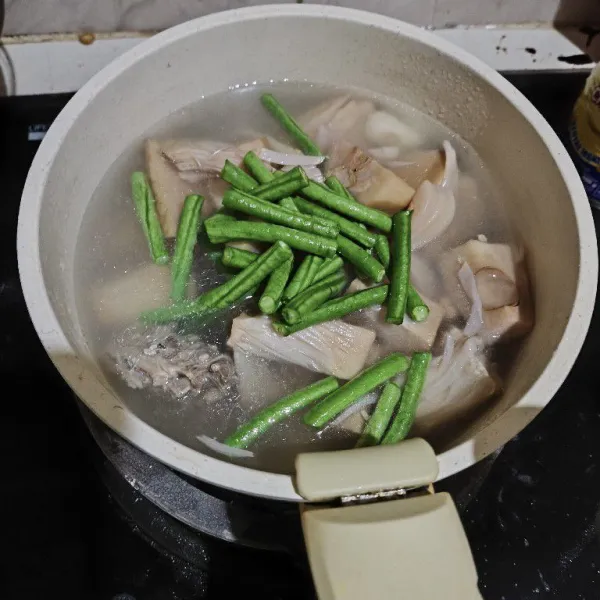 Tambahkan kacang panjang yang telah dipotong-potong, masak sekitar 5 menit.