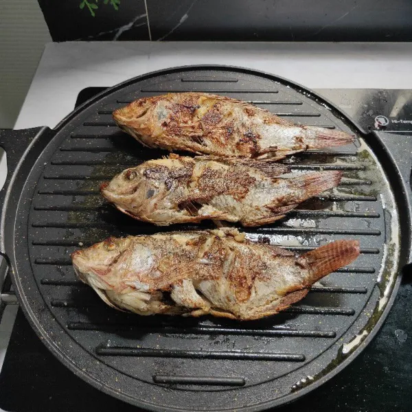 Panaskan pemanggan, tambah margarin, letakkan ikan diatas pemanggang.