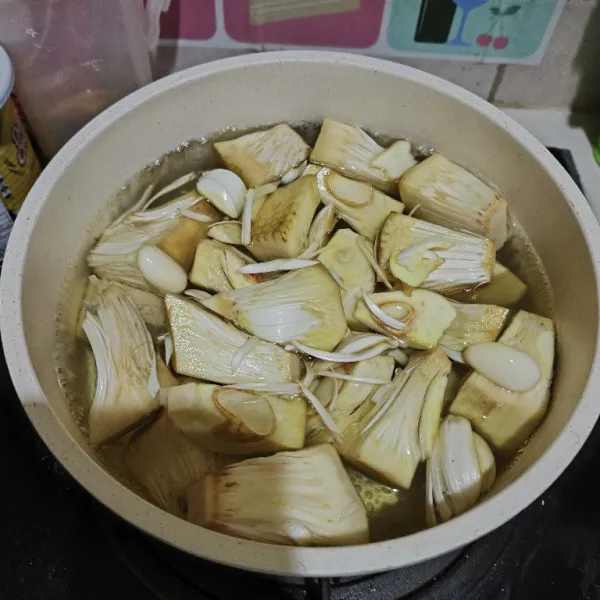 Potong - potong sayur nangka muda, buang bagian tengahnya rebus dengan 2 lembar daun salam dan sejumput garam untuk menghilangkan getah dan rasa getirnya, rebus hingga empuk kemudian buang airnya.