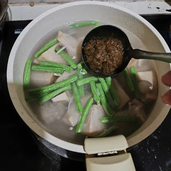 Masukkan bumbu halus yang telah ditumis terlebih dahulu juga tambahkan bumbu cemplungnya.